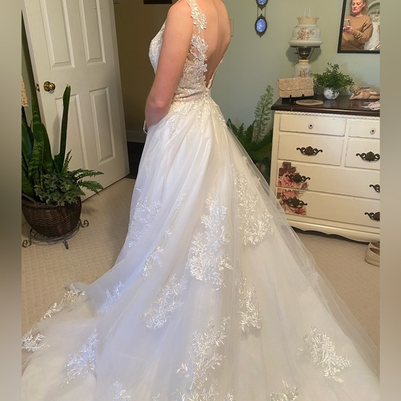 White Wedding Dress - Size 4 - Picture 2 of 11